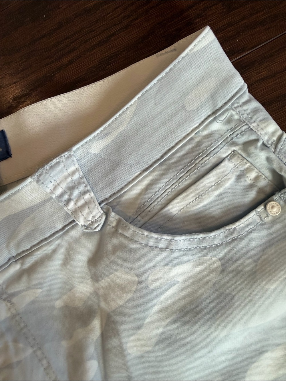 Democracy women’s Pale Blue Camo Flat Front Shorts, Size 12 - Picture 3 of 6